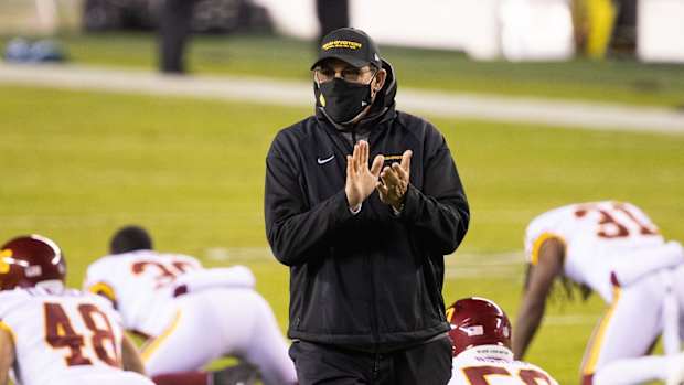 Ron Rivera Hands Pre TB © Bill Streicher  2021 Jan 3